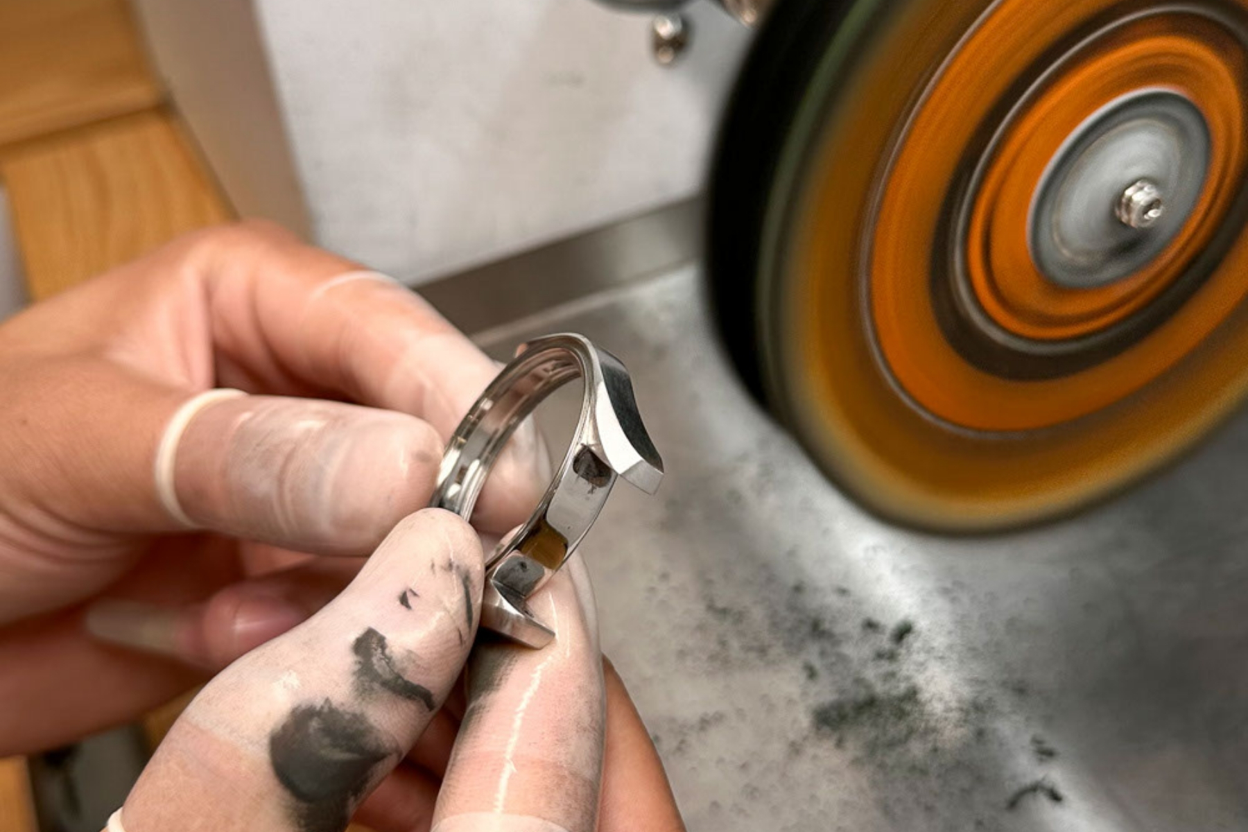 ĐÁNH BÓNG ĐỒNG HỒ LÀ GÌ CÓ NÊN HAY KHÔNG - Thành Tâm Watch