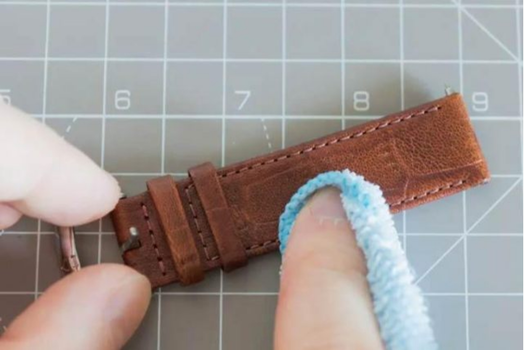DÂY DA ĐỒNG HỒ BỊ MỐC - NGUYÊN NHÂN VÀ CÁCH XỬ LÝ AN TOÀN - Thành Tâm Watch