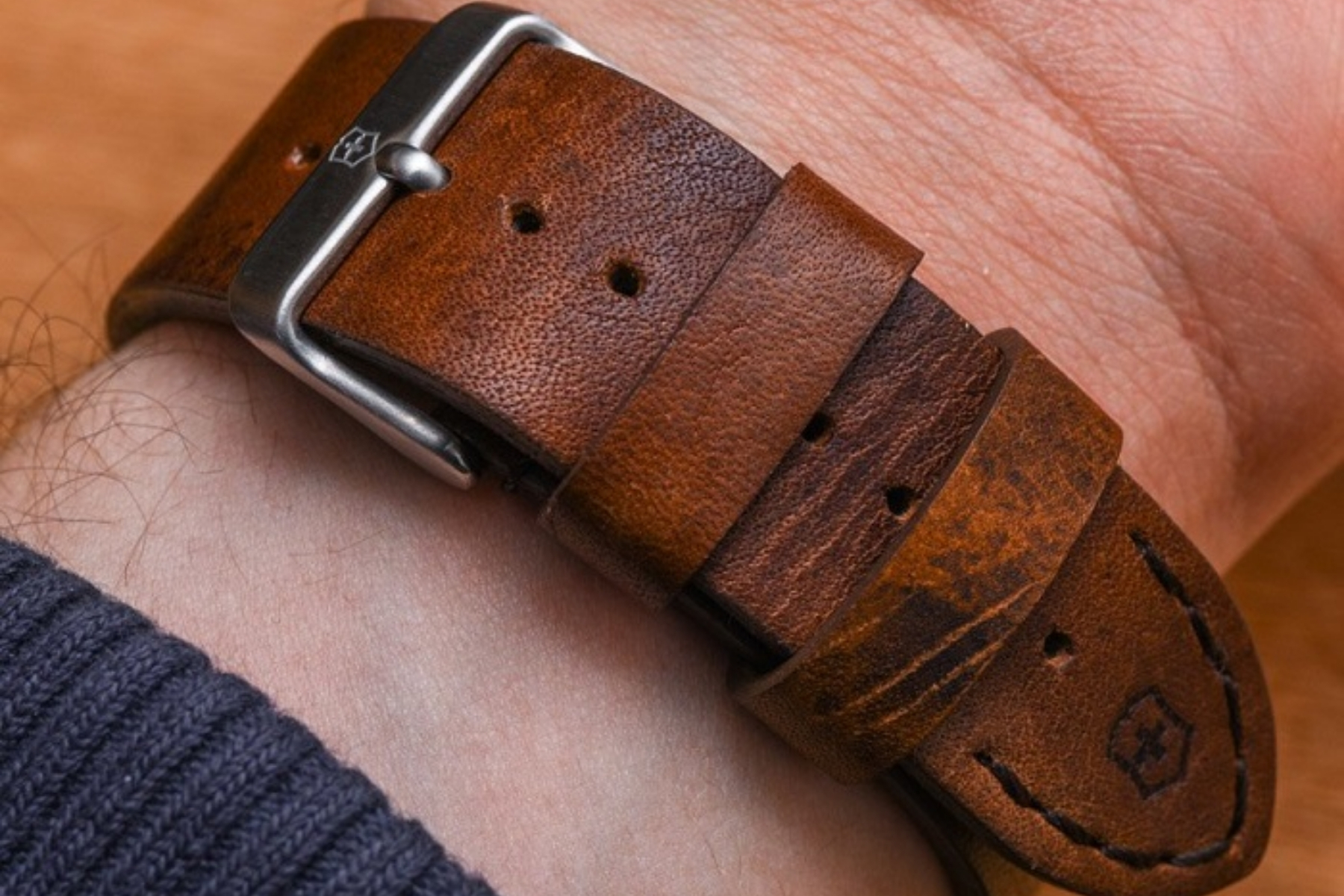 DÂY DA ĐỒNG HỒ BỊ MỐC - NGUYÊN NHÂN VÀ CÁCH XỬ LÝ AN TOÀN - Thành Tâm Watch