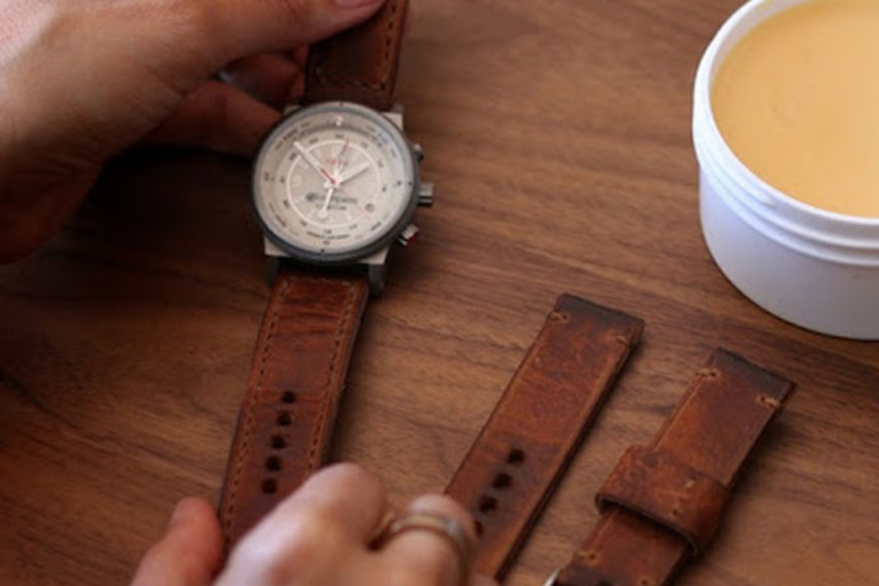 DÂY DA ĐỒNG HỒ BỊ MỐC - NGUYÊN NHÂN VÀ CÁCH XỬ LÝ AN TOÀN - Thành Tâm Watch