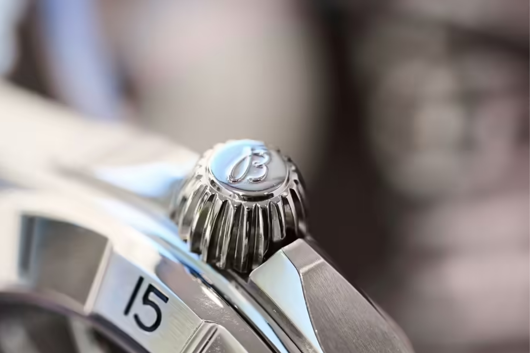 NÚM VẶN ĐỒNG HỒ BỊ LỎNG - NGUYÊN NHÂN VÀ CÁCH XỬ LÝ AN TOÀN - Thành Tâm Watch