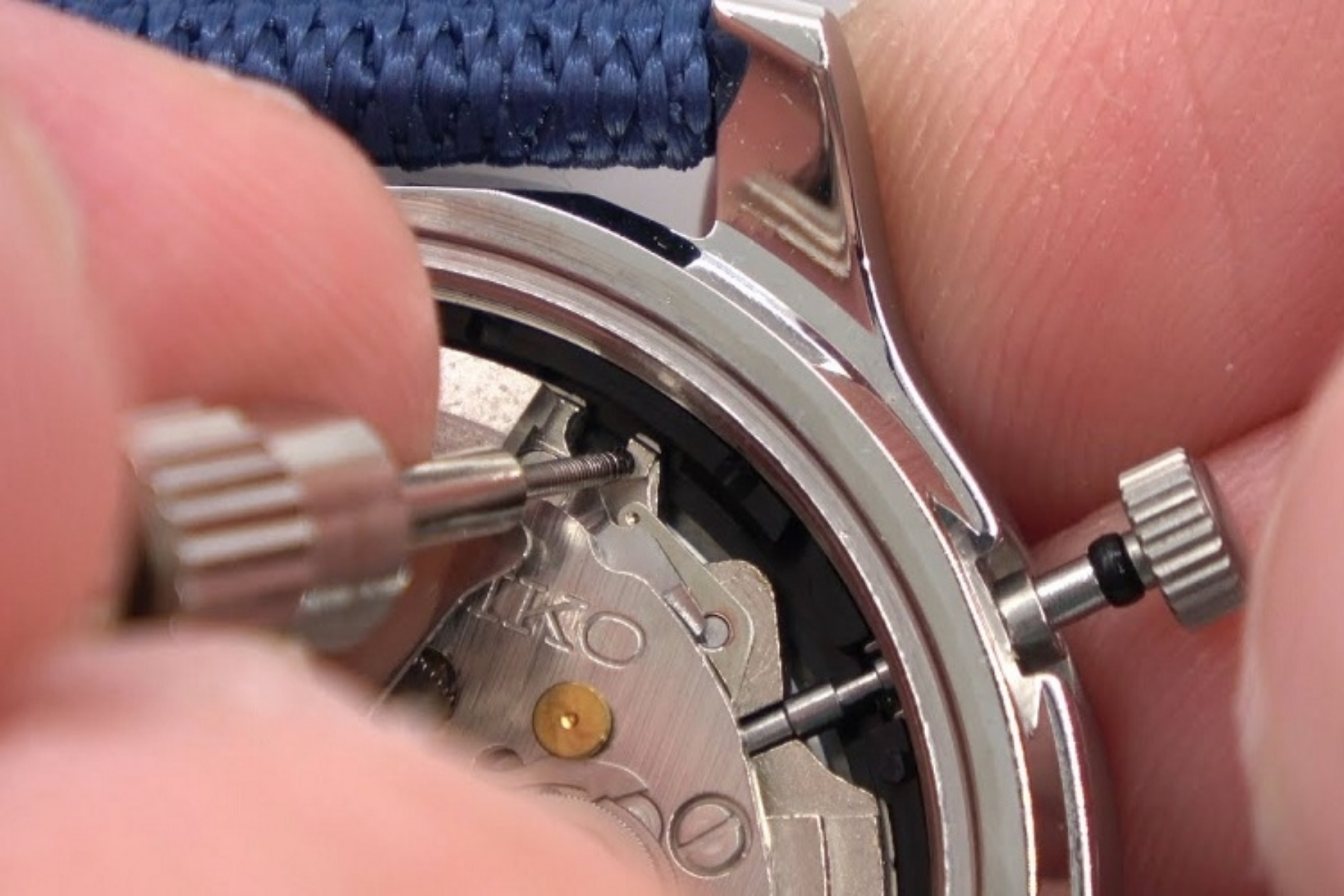 NÚM VẶN ĐỒNG HỒ BỊ LỎNG - NGUYÊN NHÂN VÀ CÁCH XỬ LÝ AN TOÀN - Thành Tâm Watch