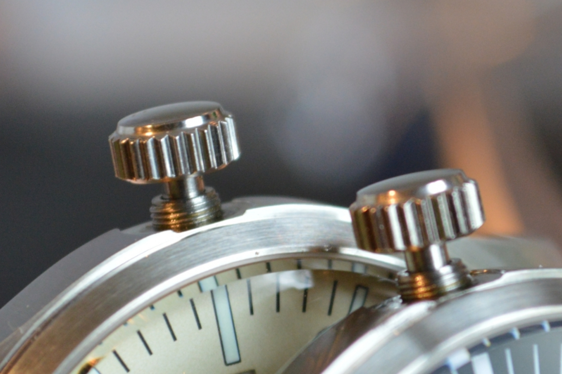 NÚM VẶN ĐỒNG HỒ BỊ LỎNG - NGUYÊN NHÂN VÀ CÁCH XỬ LÝ AN TOÀN - Thành Tâm Watch