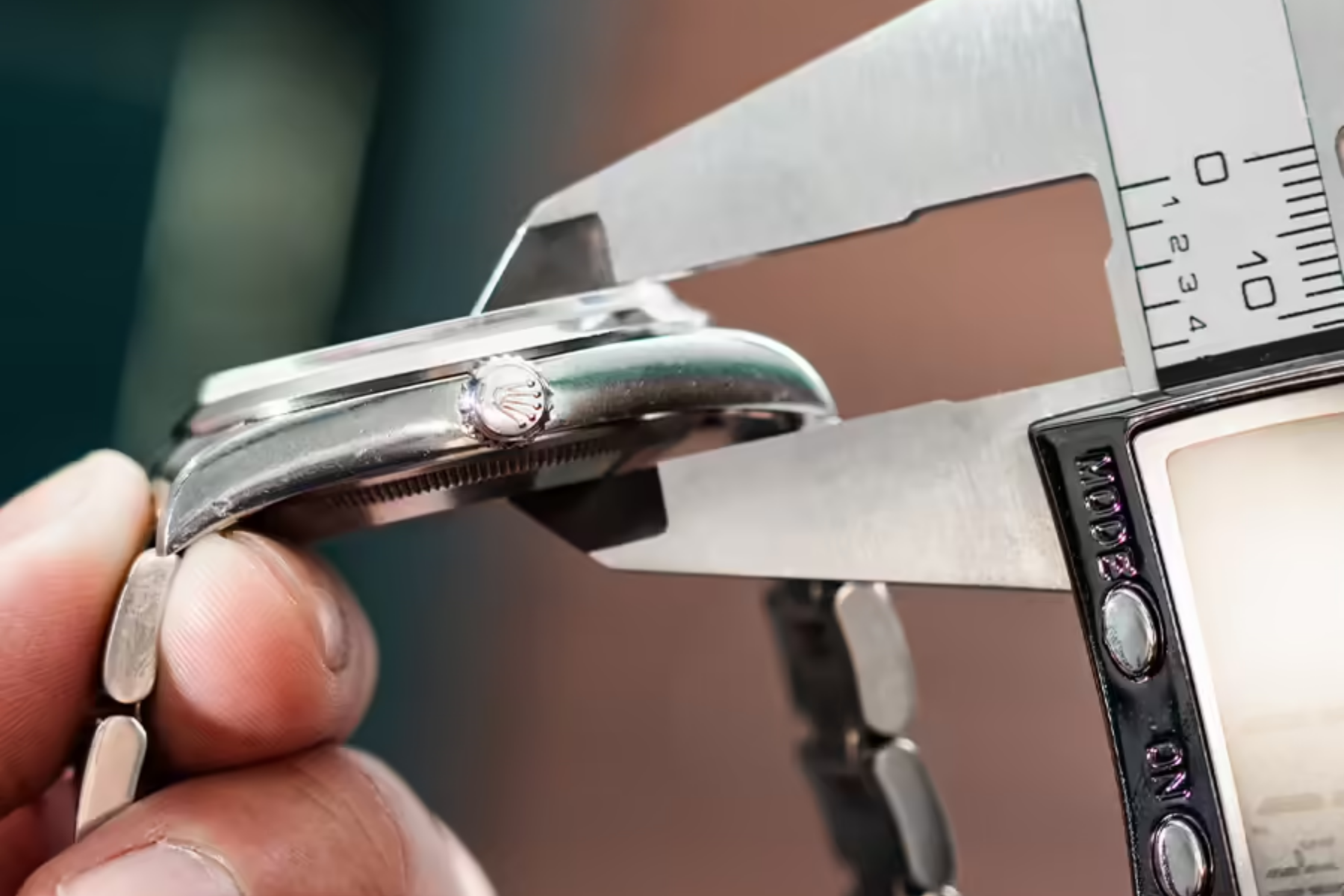 ĐỘ DÀY ĐỒNG HỒ MỎNG HAY DÀY MỚI LÀ LỰA CHỌN ĐÚNG - Thành Tâm Watch